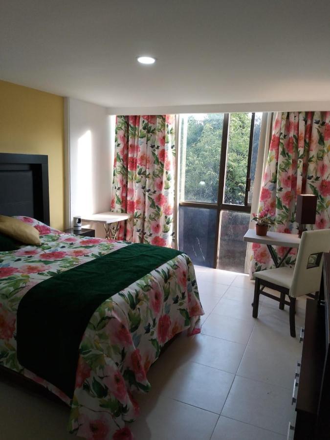 Charming Sunny Bedroom Overlooking Beautiful Amsterdam Avenue In Best Condesa Area Mexico By Eksteriør billede
